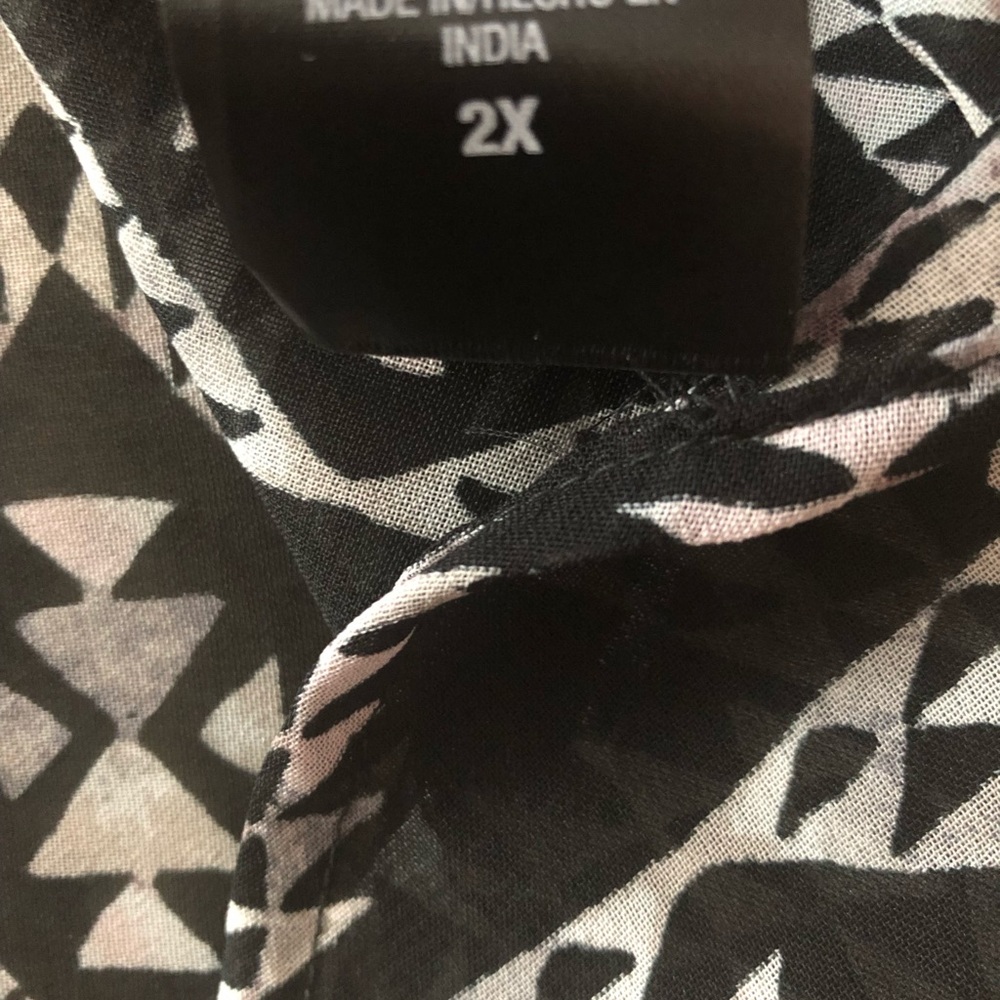 Women’s Plus Button Front Blouse Geometric Print - Picture 5 of 9